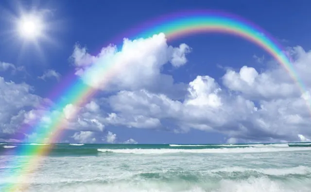 海岸の青空にかかった虹