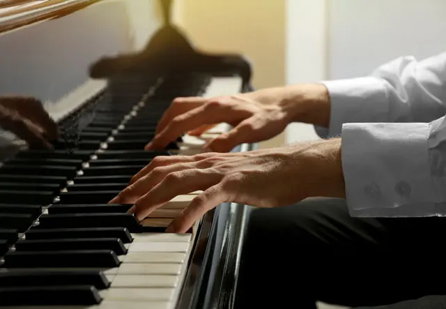 ピアノと演奏者の両手
